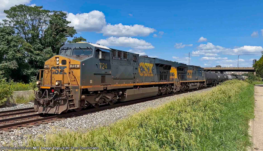 CSX 724 leads M369.